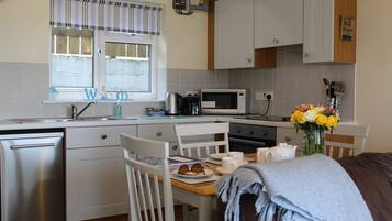 Jääkaappi, mikroaaltouuni, uuni, astianpesukone