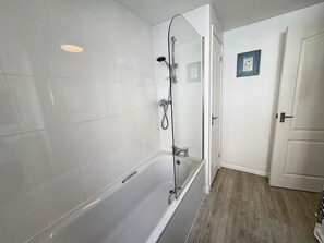 Bathroom - Incredible Sea Views from this Cosy 2 Bedroom Apartment (Torpoint)