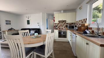 雪櫃、微波爐、焗爐、洗碗機