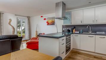 Jääkaappi, mikroaaltouuni, uuni, astianpesukone