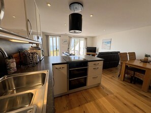 Kjøleskap, mikrobølgeovn, ovn og oppvaskmaskin