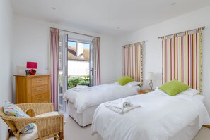 2 bedrooms, free WiFi - Stylish Seaside Townhouse with 2 Bedrooms & Panoramic Sea Views (Torpoint)