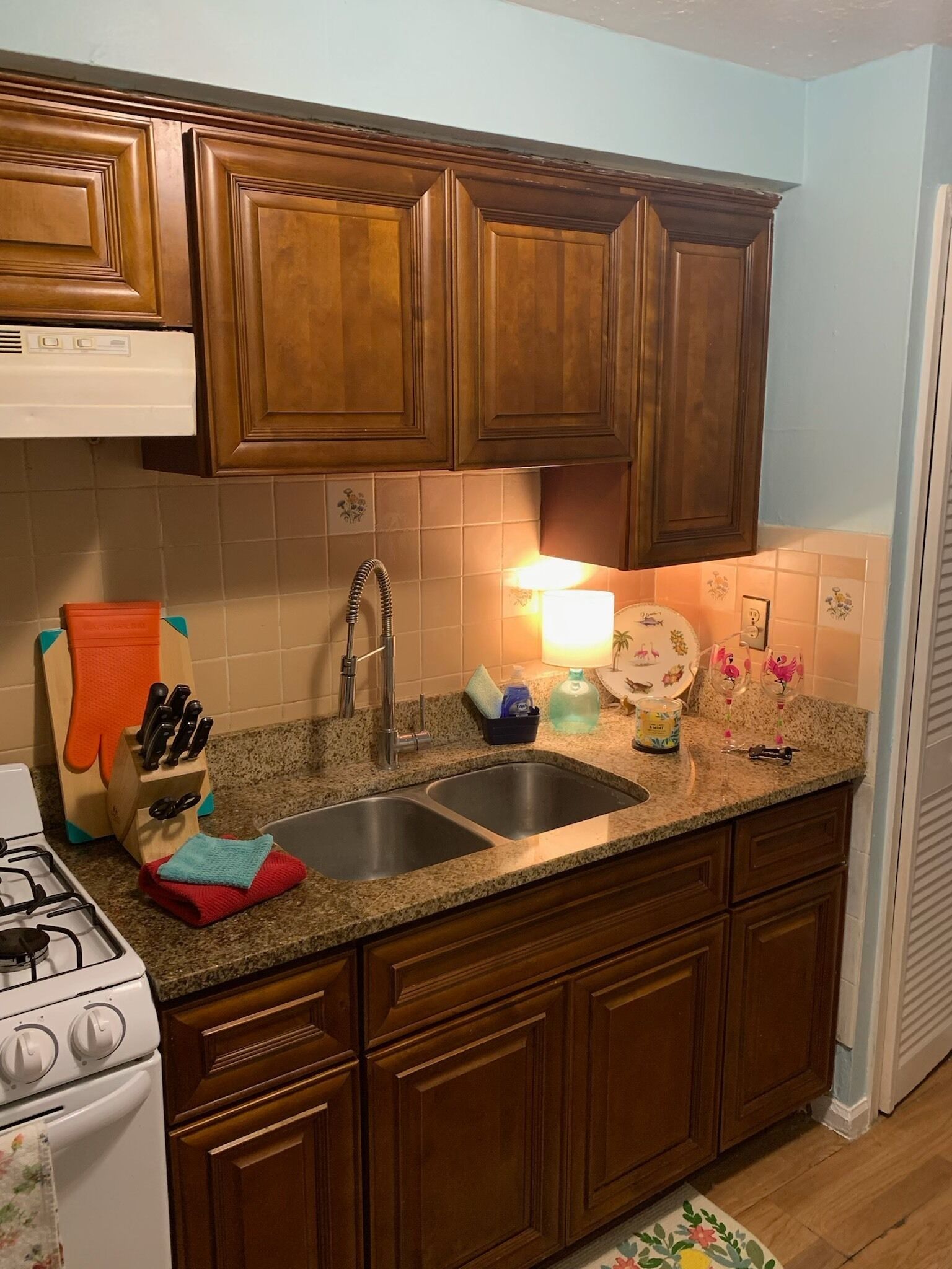 Réfrigérateur, four, plaque de cuisson, cafetière/bouilloire