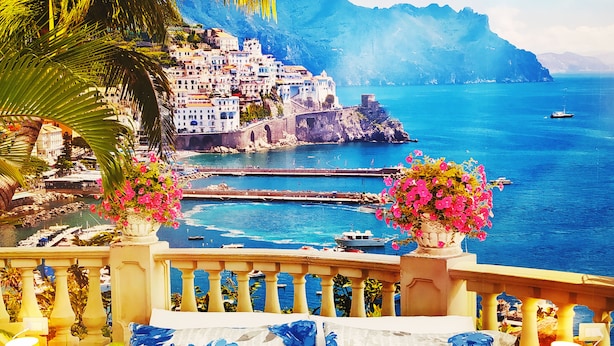 A coastal town with a historic fort, clear blue waters, and a balcony with flowers. - Altea Royale (Naples)