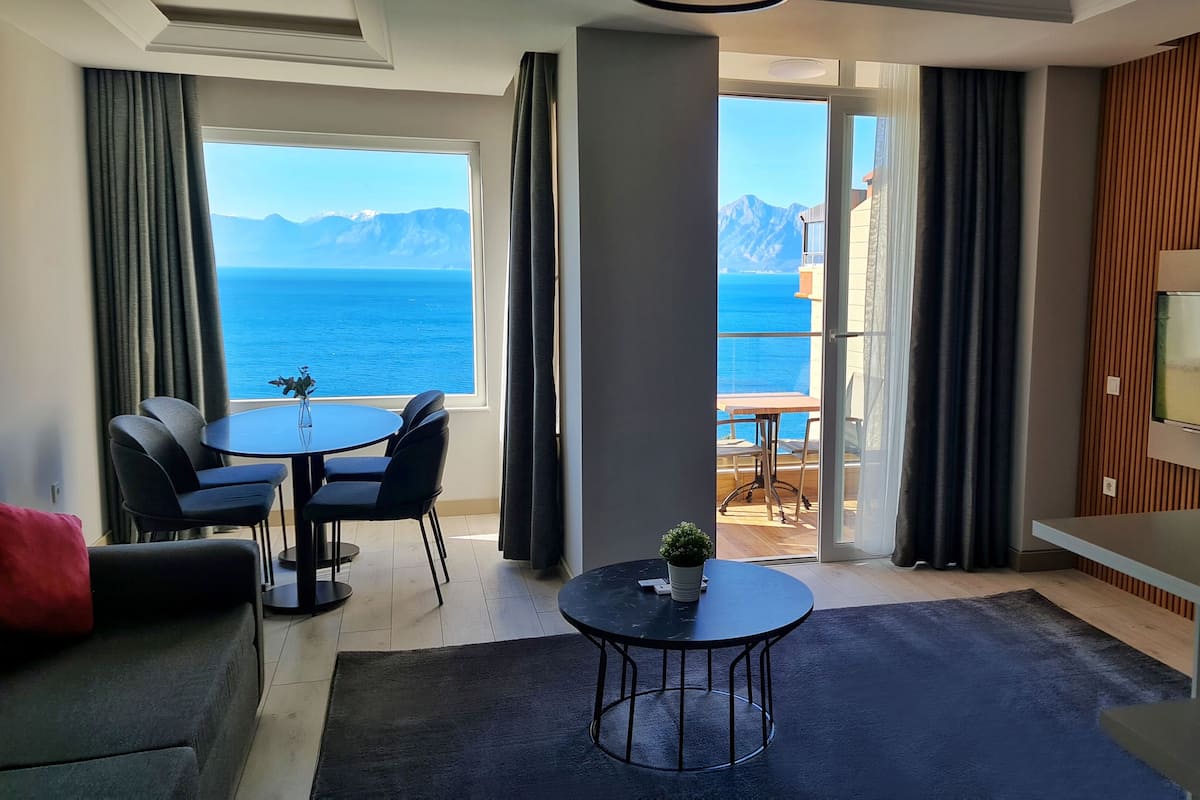 Suite Familiale, 2 chambres, vue mer | Coin séjour