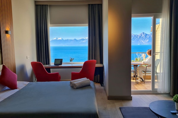 Studio, Sea View | Soundproofing, free WiFi, bed sheets