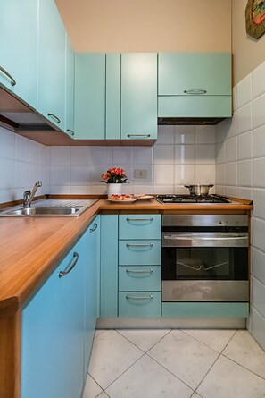 Een koelkast, een magnetron, een oven, een waterkoker