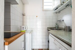 Jääkaappi, mikroaaltouuni, keittoastiat/astiat/ruokailuvälineet