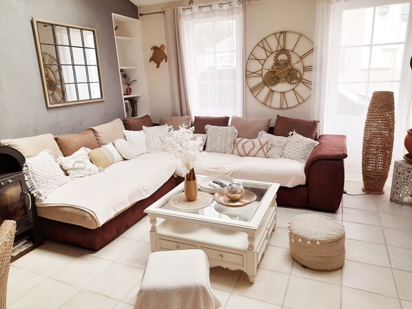 TV, fireplace, DVD player, books