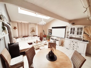 TV, fireplace, DVD player, books - 🌴 MAISON Familiale, Mer à 5mn ⛱️ LA ROCHELLE 🌊 CHATELAILLON-PLAGE  (salles sur mer)