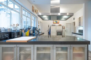 冷蔵庫、電子レンジ、オーブン、コンロ