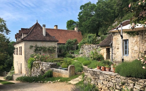 Relax by pool with view over Célé valley