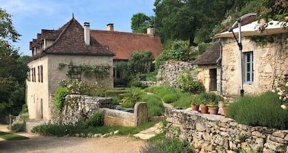 Relax by pool with view over Célé valley