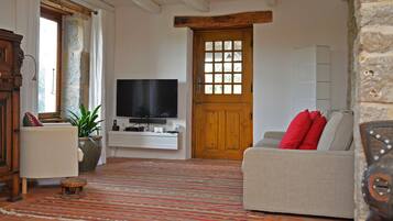 TV connectée, table de tennis de table, chaßne hi-fi