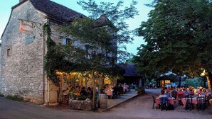 Un bâtiment en pierre sur lequel on peut lire l’inscription : « Auberge Braville ».