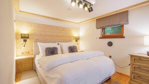 2 bedrooms, travel cot, WiFi, bed sheets - ☆ FavoriteStays Comfort Apartment with Terrace (Pettneu am Arlberg)