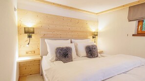 2 bedrooms, travel cot, WiFi, bed sheets