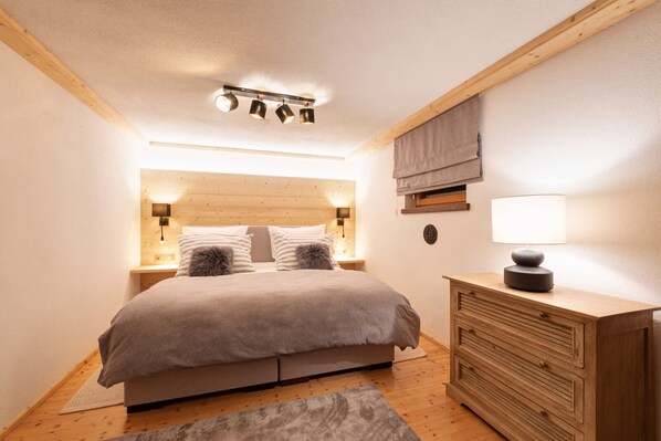 2 bedrooms, travel cot, WiFi, bed sheets