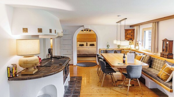 Interior - ☆ FavoriteStays Comfort Apartment with Terrace (Pettneu am Arlberg)