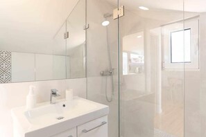 Dusche, Haartrockner, Handtücher, Seife