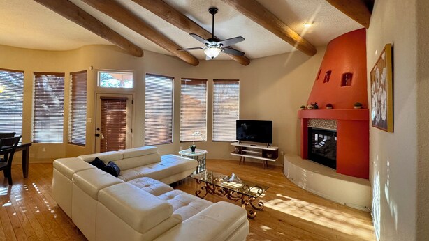 TV - Sage Swan, 30+ Day Rentals, Near I-40 (Albuquerque)