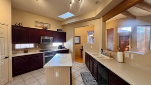 Coffee/tea maker, fridge, microwave, oven - Sage Swan, 30+ Day Rentals, Near I-40 (Albuquerque)