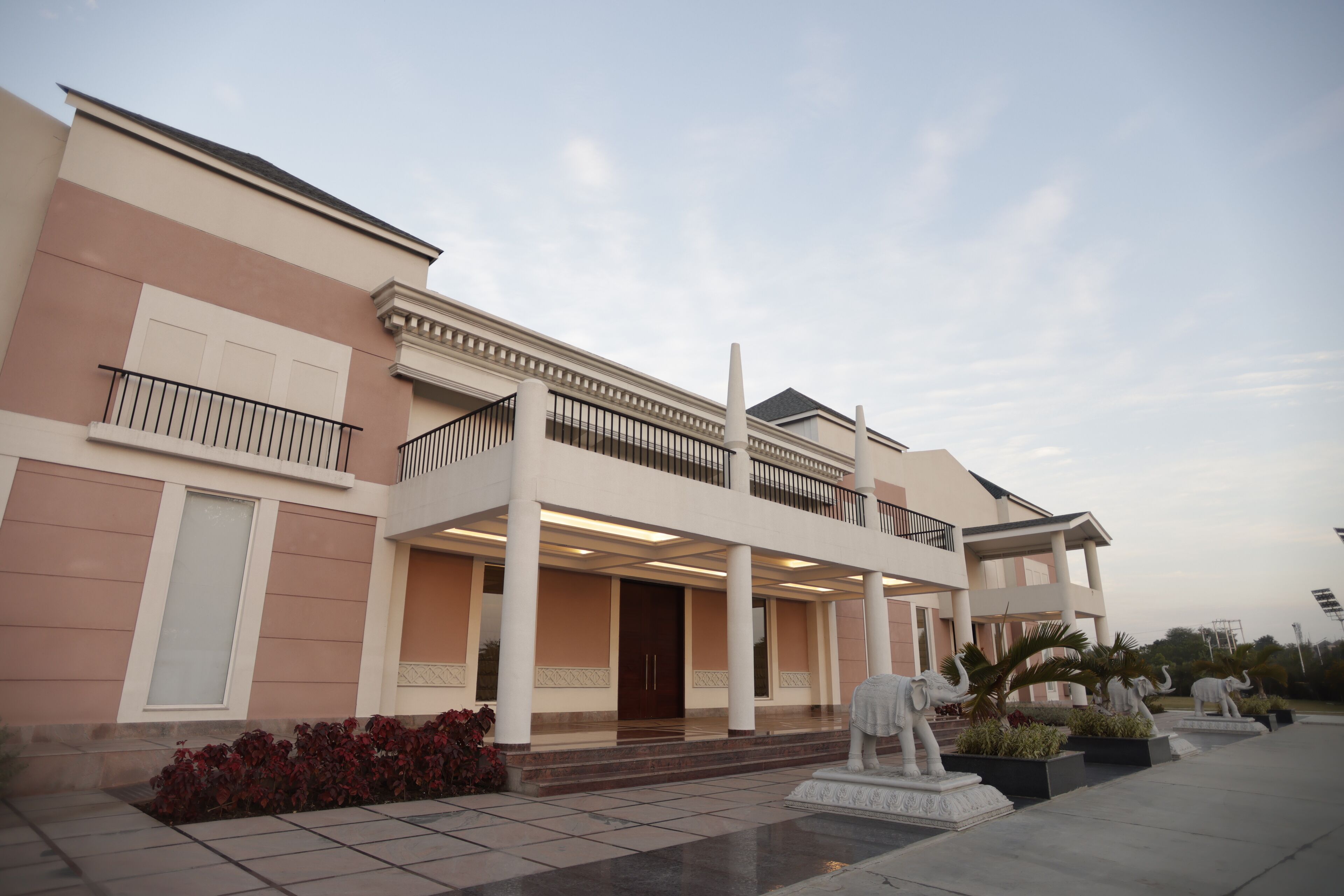 المنشأة من الخارج