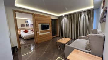 Suite | Blackout curtains, soundproofing, iron/ironing board, free WiFi