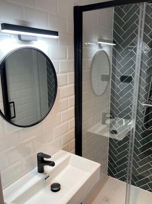 Douche, serviettes fournies, papier toilette