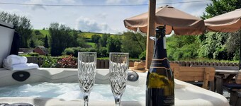 Devon Holiday Home.
Hot Tub, Play Area & games Room Country Views.
12 Guests