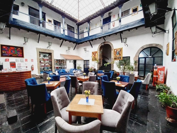 Lobby sitting area - Hotel Miski Tayta (Cusco)