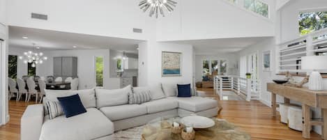 Televisor intel·ligent, llar de foc i taula de tennis de taula