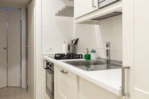Kühlschrank, Mikrowelle, Ofen, Herdplatte