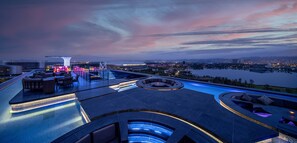 A rooftop pool area with seating and a view of the cityscape. - MUMIAN Cheng'du Dong'an Lake, Unbound Collection (Chengdu)