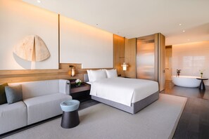 Deluxe suite, uitzicht op meer | Luxe beddengoed, donsdekens, een minibar, een bureau