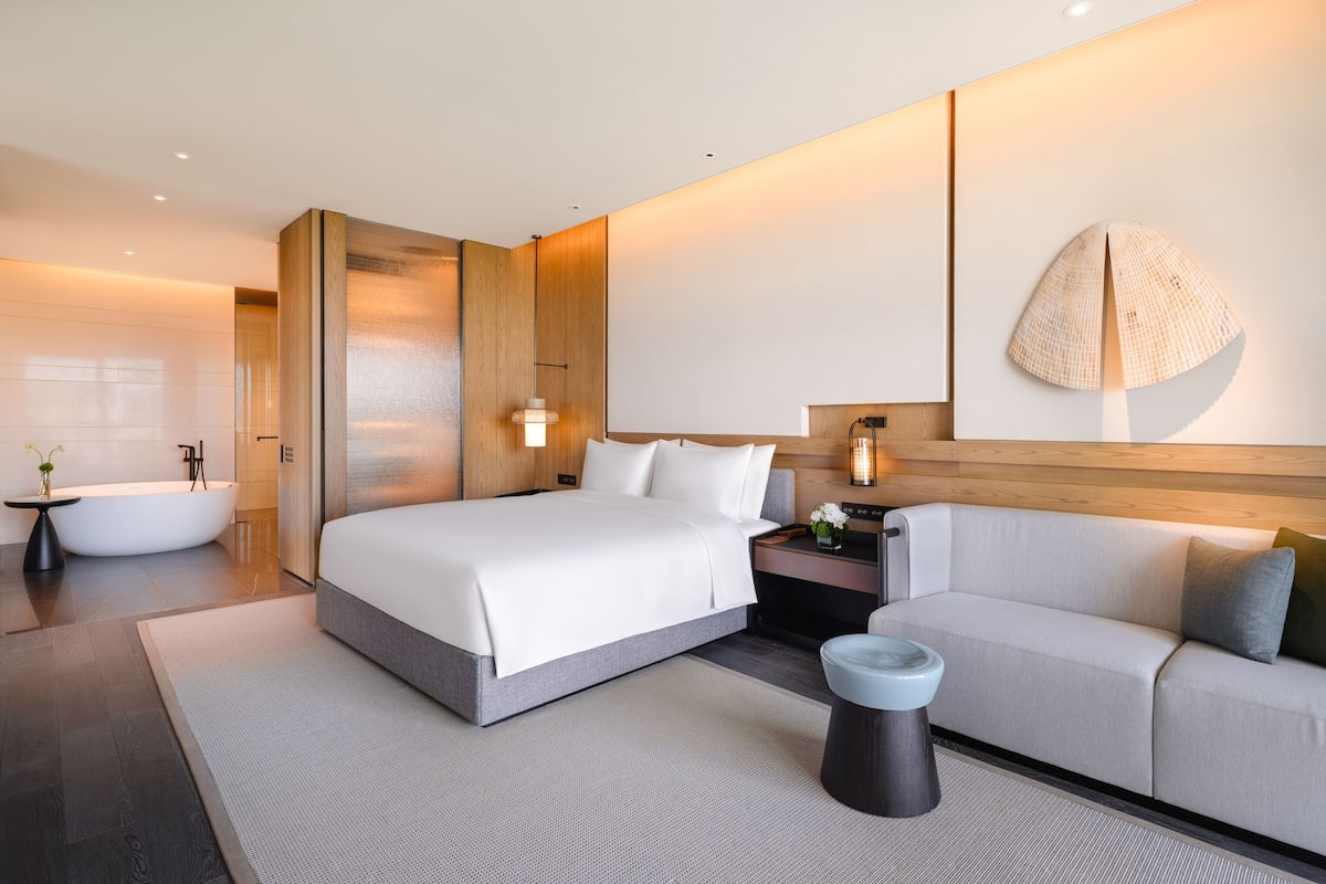Suite, vista lago | 1 camera, biancheria da letto di alta qualità, copriletto in piuma