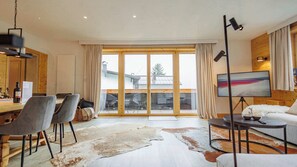 TV, fireplace, offices - ☆ FavoriteStays Deluxe Apartment with Balcony (Pettneu am Arlberg)