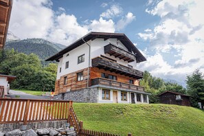 Exterior - ☆ FavoriteStays Deluxe Apartment with Balcony (Pettneu am Arlberg)