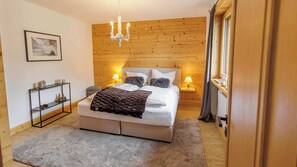 2 bedrooms, travel cot, WiFi, bed sheets - ☆ FavoriteStays Deluxe Apartment with Balcony (Pettneu am Arlberg)
