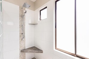Douche, séchoir à cheveux, serviettes fournies, savon