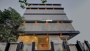 Un edificio moderno con fachada metálica y un letrero que dice "treebo SILVER GRAND".