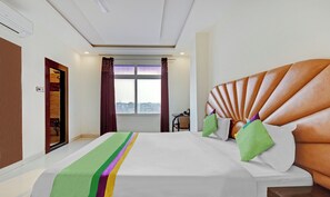 Deluxe Room | Desk, iron/ironing board