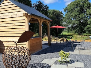 Cottage | Outdoor dining - Dinefwr Cottage (Carmarthen)