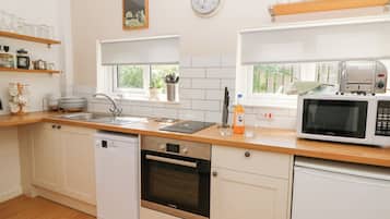 Cottage | Private kitchen | Fridge, dishwasher, electric kettle, toaster
