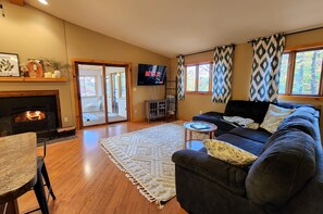 Smart TV, fireplace, video games, DVD player - Avail Christmas-Hot Tub, EV, 2 Kings (Hayward)