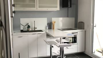 Een koelkast, een microgolfoven, een oven, een kookplaat