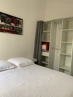 3 bedrooms, desk, WiFi, bed sheets