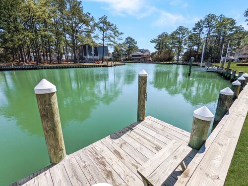 Cedar Cove - Waterfront home w/ Fire pit!