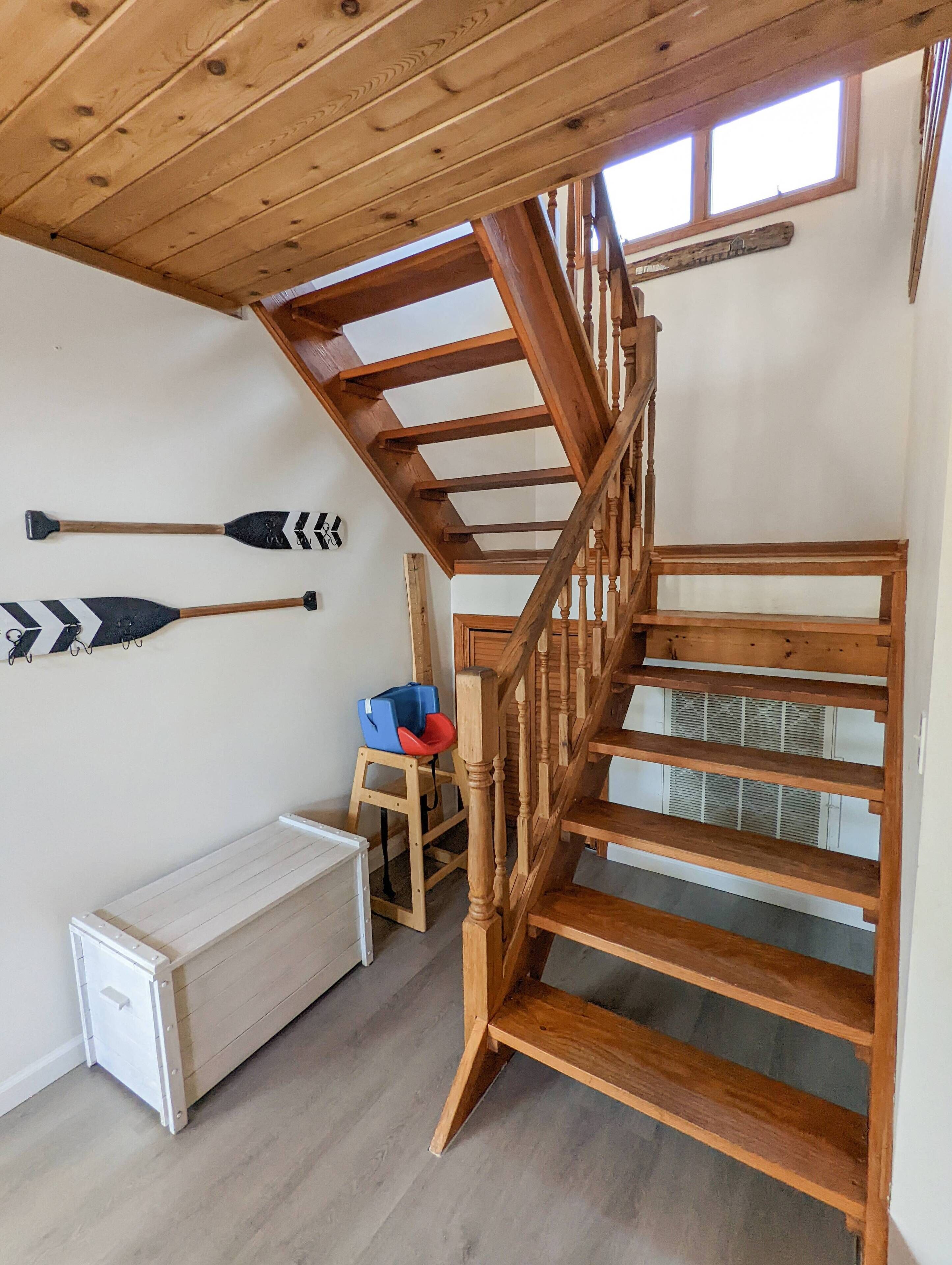 Un escalier en bois donnant sur l’étage supérieur.