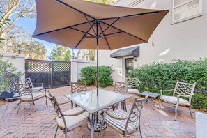 Outdoor dining - Impeccable Luxury Mansion on Lovely, Quiet Pulaski Square by Lucky Savannah (Savannah)